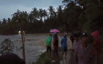 Debit Sungai Naik Drastis, Tanggul di Ciamis Jebol