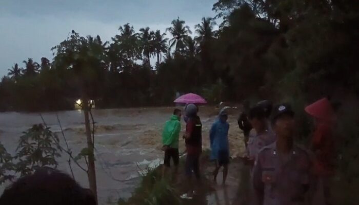 Debit Sungai Naik Drastis, Tanggul di Ciamis Jebol