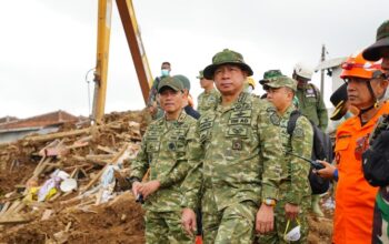 Panglima TNI Sambangi Lokasi Longsor, Pastikan Pencarian Korban Berjalan Optimal