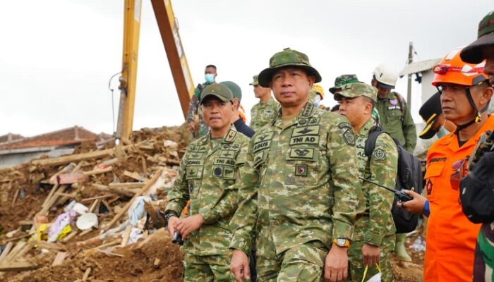 Panglima TNI Sambangi Lokasi Longsor, Pastikan Pencarian Korban Berjalan Optimal