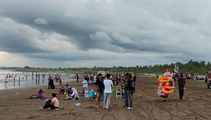 Dua Hari Libur Lebaran, Wisatawan Serbu Pangandaran hingga 177 Ribu Pengunjung