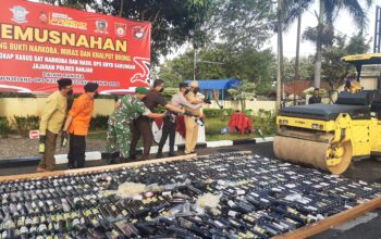 Jelang Idul Fitri, Polres Banjar Hancurkan Ribuan Botol Miras dan Ratusan Knalpot Brong