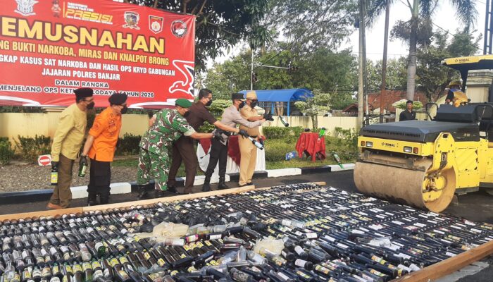 Jelang Idul Fitri, Polres Banjar Hancurkan Ribuan Botol Miras dan Ratusan Knalpot Brong