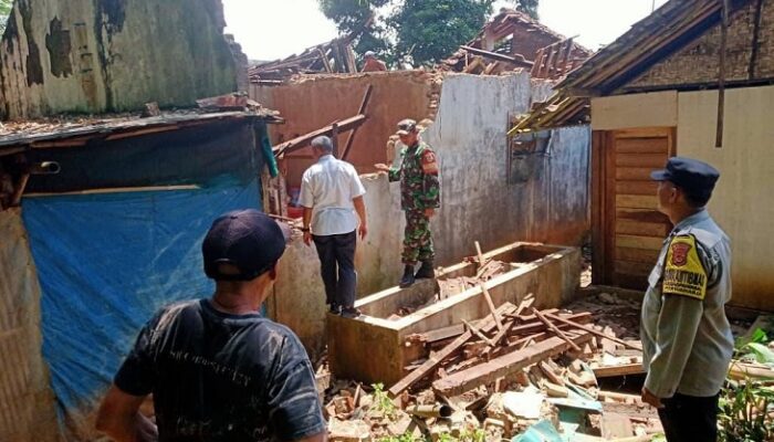 Lapuk Dimakan Usia, Atap Rumah Milik Warga Banjar Ambruk