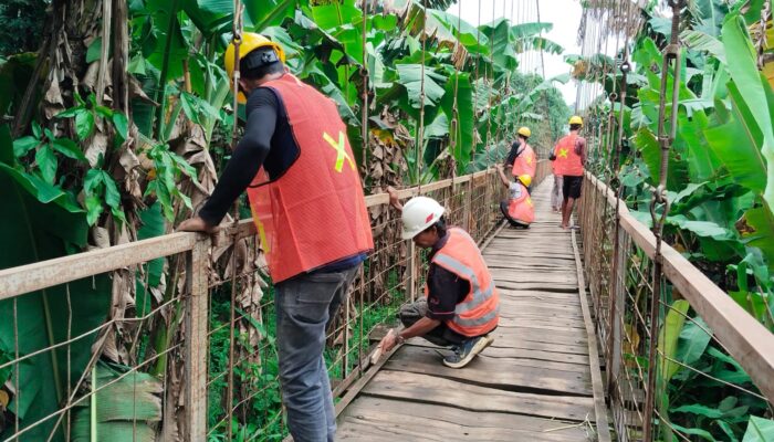 Jelang Mudik Lebaran, Jembatan Gantung Pentasan di Banjar Diperbaiki