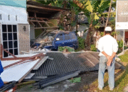 Diduga Sopir Mengantuk, Mobil Minibus Pemudik Hantam Warung dan Rumah di Ciamis
