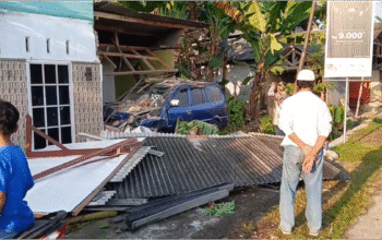 Diduga Sopir Mengantuk, Mobil Minibus Pemudik Hantam Warung dan Rumah di Ciamis