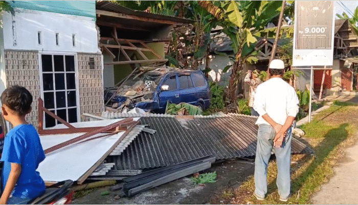 Diduga Sopir Mengantuk, Mobil Minibus Pemudik Hantam Warung dan Rumah di Ciamis