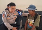 Anggota Propam Polres Ciamis Temukan Lansia yang Nekat Mudik Jalan Kaki Cikarang – Kebumen