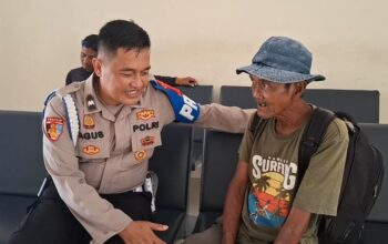 Anggota Propam Polres Ciamis Temukan Lansia yang Nekat Mudik Jalan Kaki Cikarang – Kebumen