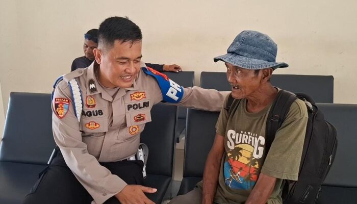 Anggota Propam Polres Ciamis Temukan Lansia yang Nekat Mudik Jalan Kaki Cikarang – Kebumen