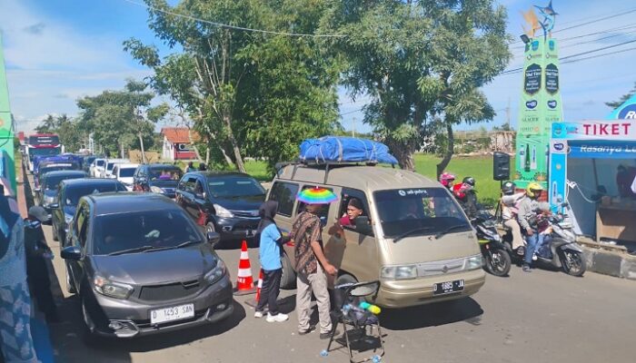 Puluhan Ribu Wisatawan Padati Pantai Pangandaran pada H+1 Lebaran