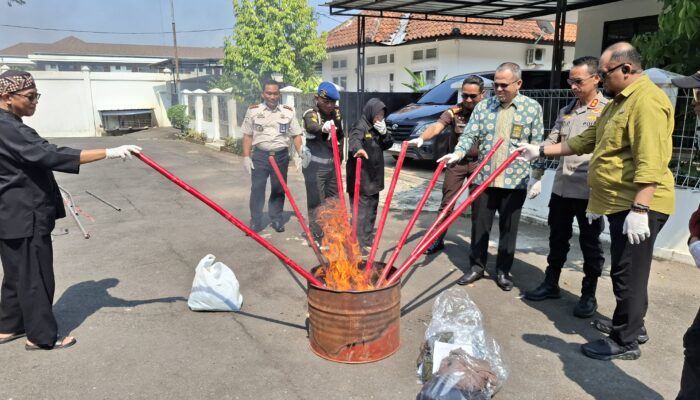 Kejari Kota Banjar Musnahkan Ratusan Paket Narkoba hingga Ribuan Obat Terlarang