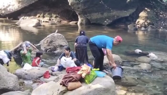 Sumur Kering Akibat Kemarau, Warga Pangandaran Ambil Air dari Sungai Kotor
