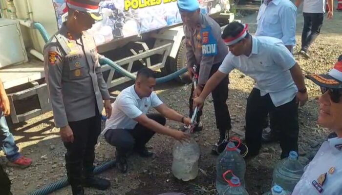 Kemarau Panjang masih Berlangsung, Polres Banjar, BPBD dan PMI Sinergi Salurkan Air Bersih