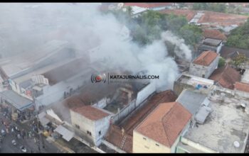 Toko Elektronik Ludes Terbakar, Arus Lalin Jalan Nasional Dialihkan