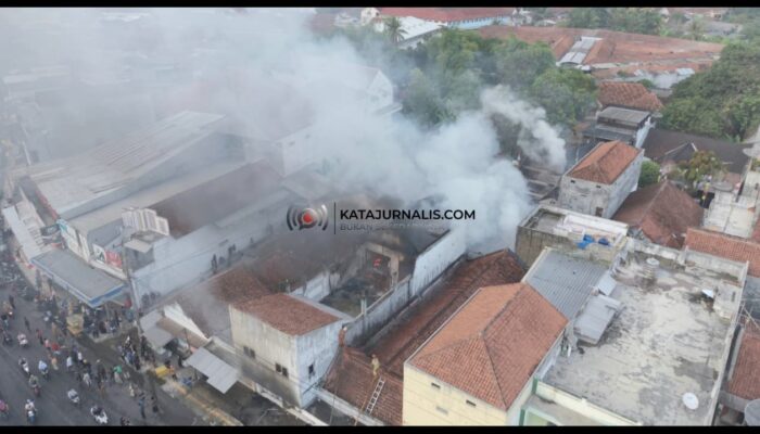 Toko Elektronik Ludes Terbakar, Arus Lalin Jalan Nasional Dialihkan