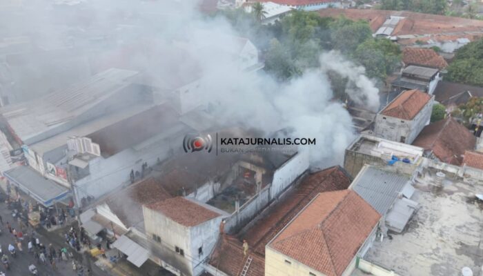Toko Elektronik Ludes Terbakar, Arus Lalin Jalan Nasional Dialihkan
