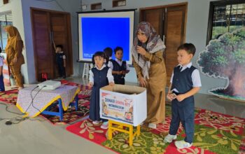Tanamkan Empati Sejak Dini, Siswa TK Putra 3 Banjar Gelar Aksi Peduli Gempa NTT