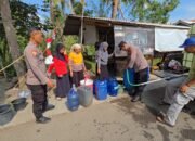 Ratusan Jiwa Krisis Air Bersih, Polsek Pamarican Salurkan Ribuan Liter Air
