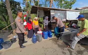 Ratusan Jiwa Krisis Air Bersih, Polsek Pamarican Salurkan Ribuan Liter Air
