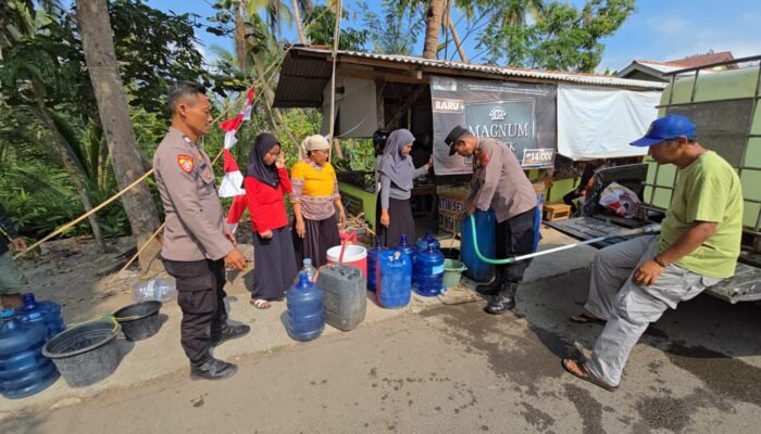 Ratusan Jiwa Krisis Air Bersih, Polsek Pamarican Salurkan Ribuan Liter Air